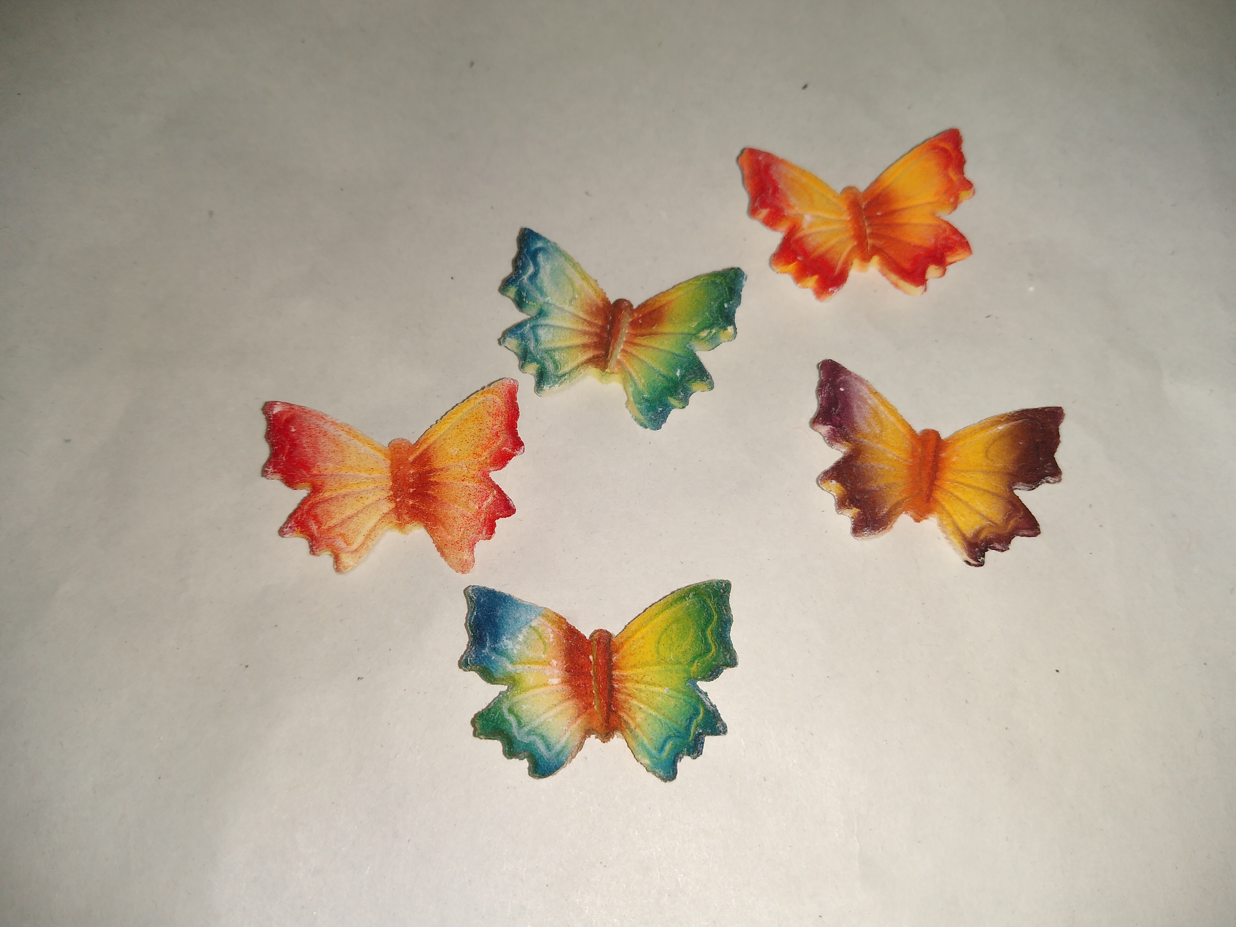 Motýľ stredný farebný 3x4cm , 3 ks/bal