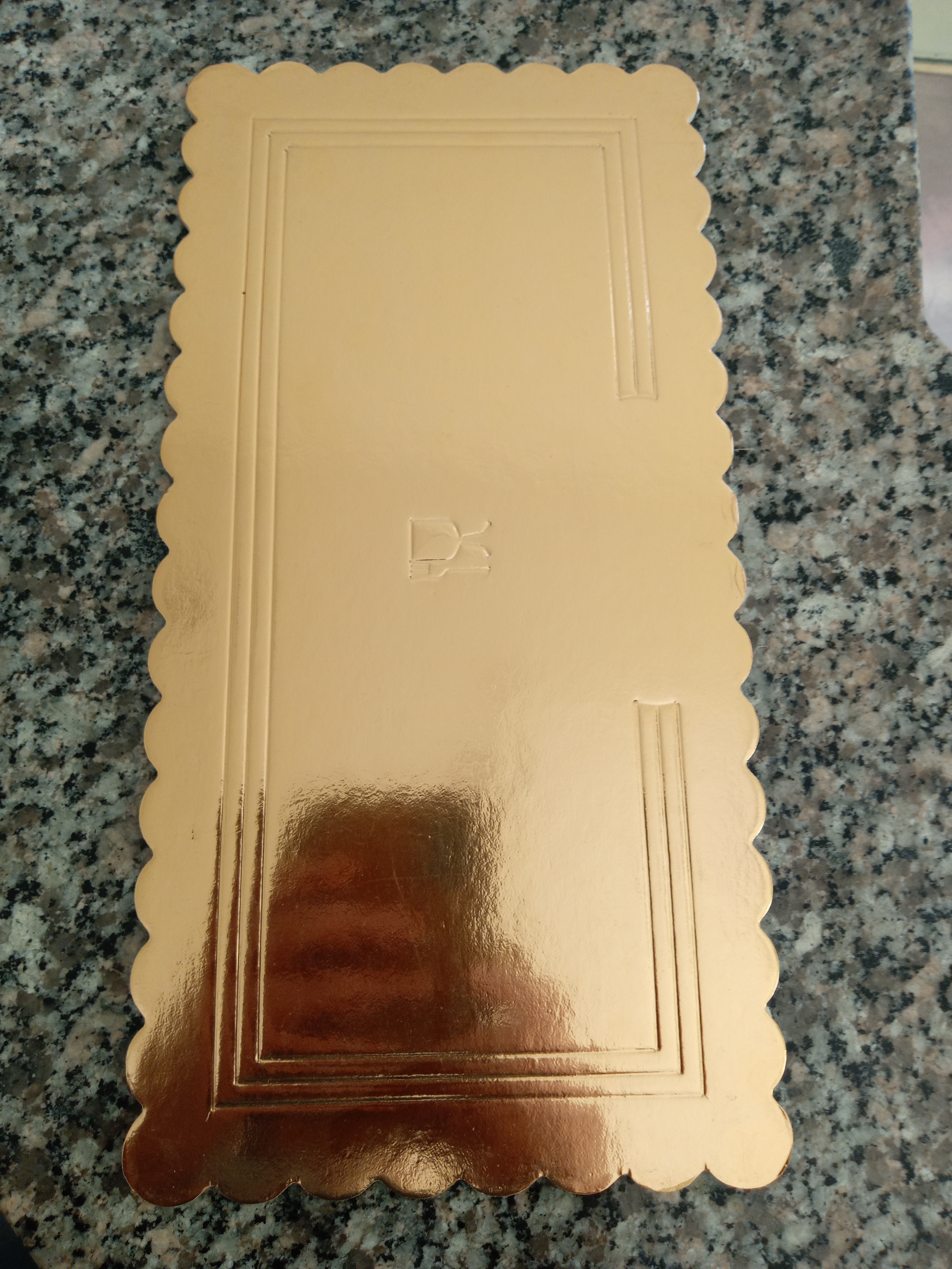 Tortova podložka zlatá 36x47 cm